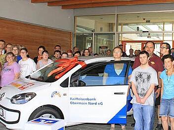 Freude auch bei den Beschäftigten: Vorstand Ulrich Klein von der Raiffeisenbank Obermain Nord überreicht dem Geschäftsführer der Werkstätten St. Joseph, Hans Vonbrunn, die Fahrzeugschlüssel.  Foto: Gerda Völk