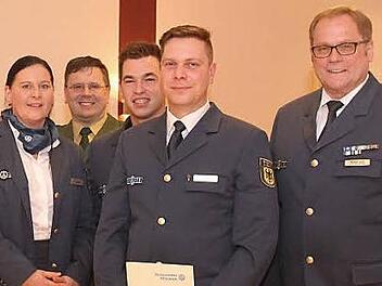 Doreen Blumer vom THW und Alexander Horn von der Polizei Kulmbach mit den Geehrten Markus Rupprecht und Marcel Rehhausen. Auch Ortsbeauftragter Norbert Groß gratulierte den langjährigen THW-Mitgliedern zur Auszeichnung. Foto: privat