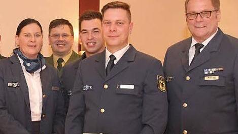 Doreen Blumer vom THW und Alexander Horn von der Polizei Kulmbach mit den Geehrten Markus Rupprecht und Marcel Rehhausen. Auch Ortsbeauftragter Norbert Groß gratulierte den langjährigen THW-Mitgliedern zur Auszeichnung. Foto: privat