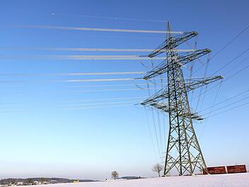 Noch nicht ganz aus dem Rennen: Die Aufstockung der Stromtrasse durch den östlichen Landkreis genießt im Netzentwicklungsplan offensichtlich nur zweite Priorität. Foto: Berthold Köhler
