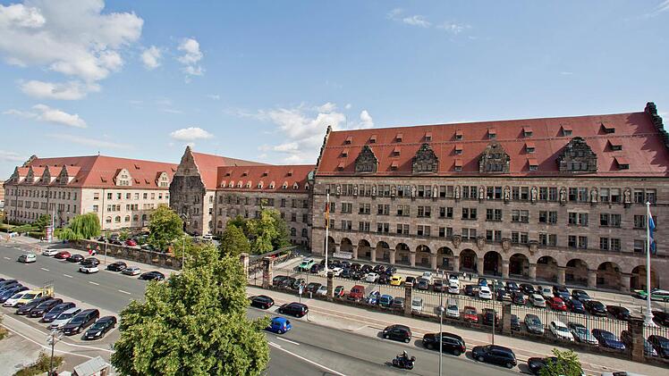 Außenansicht des Landgerichts Nürnberg-Fürth in Nürnberg Foto: Daniel Karmann/dpa