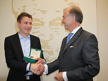 Rolex-Vertreibsleiter Joachim Mernyak gratuliert dem Preisträger Felix Böhmer aus Großziegenfeld und überreicht ihm die Auszeichnungm, eine Uhr der Schweizer Nobelmarke.  Foto: Stephan Stöckel