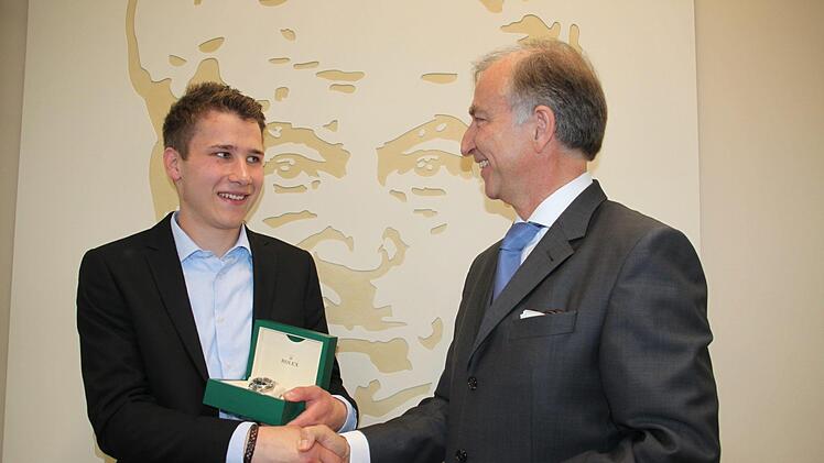 Rolex-Vertreibsleiter Joachim Mernyak gratuliert dem Preisträger Felix Böhmer aus Großziegenfeld und überreicht ihm die Auszeichnungm, eine Uhr der Schweizer Nobelmarke.  Foto: Stephan Stöckel
