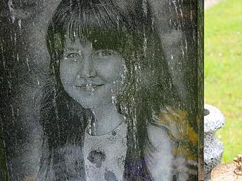 Ein ungew&ouml;hnlicher Stein ziert das Grab der kleinen Vanessa auf dem Lanzendorfer Friedhof. Hier fand die Achtj&auml;hrige, die 2014 nach einem Badeunfall in Himmelkron starb, ihre letzte Ruhe.Archiv/Jochen N&uuml;tzel