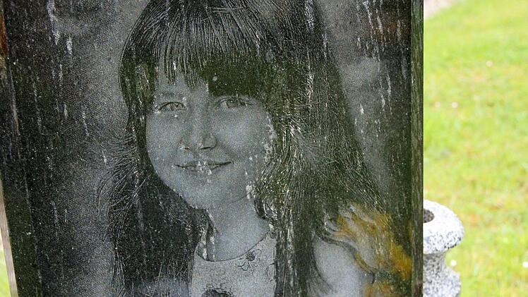 Ein ungew&ouml;hnlicher Stein ziert das Grab der kleinen Vanessa auf dem Lanzendorfer Friedhof. Hier fand die Achtj&auml;hrige, die 2014 nach einem Badeunfall in Himmelkron starb, ihre letzte Ruhe.Archiv/Jochen N&uuml;tzel