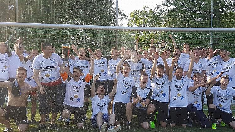 Die Pumas um Kapitän Eric Stübing (vorne links) veredelten eine starke Saison mit dem Meisterschaft. Jetzt soll der Kreismeistertitel verteidigt werden. Foto: Facebook/FCH