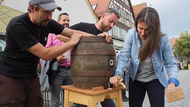 Die Ebermannstadter B&uuml;rgermeisterin Christiane Meyer sticht das erste Bierfass an. Foto: Andreas Hofbauer