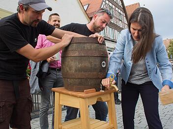 Die Ebermannstadter Bürgermeisterin Christiane Meyer sticht das erste Bierfass an. Foto: Andreas Hofbauer