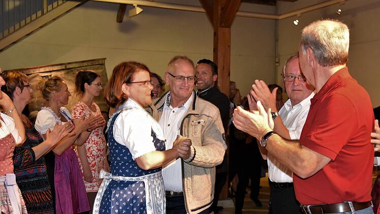 In der Alten Schäferei in Ahorn lebte am Samstag der Brauch des Kirchweihtanzes wieder auf. Foto: Gabi Arnold