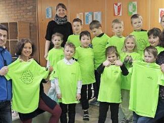 Die Kinder freuen sich über die neuen Trikots. Foto: Klaus-Peter Wulf