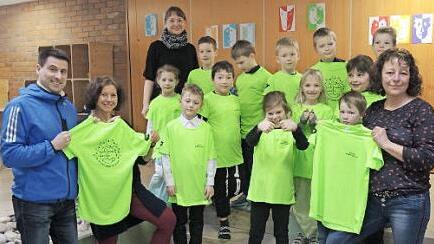Die Kinder freuen sich über die neuen Trikots. Foto: Klaus-Peter Wulf