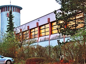 Die Rannunger Mehrzweckhalle (im Vordergrund, hinten der Wasserturm) soll  saniert werden. Bis September müssen die Pläne eingereicht sein, damit die  Gemeinde in den Genuss von Förderung durch die EU kommen kann. Dieter Britz