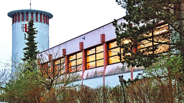 Die Rannunger Mehrzweckhalle (im Vordergrund, hinten der Wasserturm) soll  saniert werden. Bis September müssen die Pläne eingereicht sein, damit die  Gemeinde in den Genuss von Förderung durch die EU kommen kann. Dieter Britz