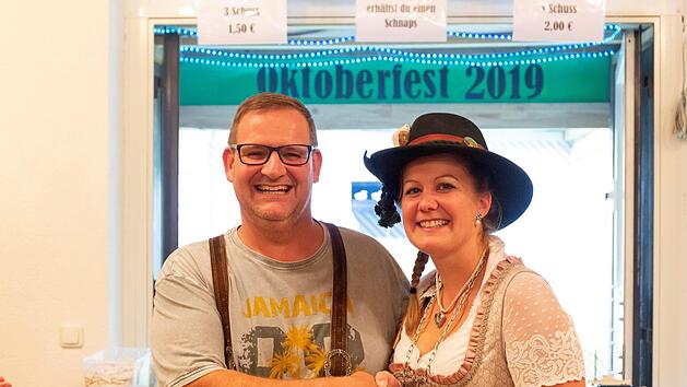 Sch&uuml;tzenmeister Michael Wimmel (links) &uuml;berreichte die Insignien an die Vogelschussk&ouml;nigin 2019 Franziska Egerer. Wolfgang Wimmel