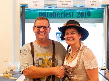 Schützenmeister Michael Wimmel (links) überreichte die Insignien an die Vogelschusskönigin 2019 Franziska Egerer. Wolfgang Wimmel