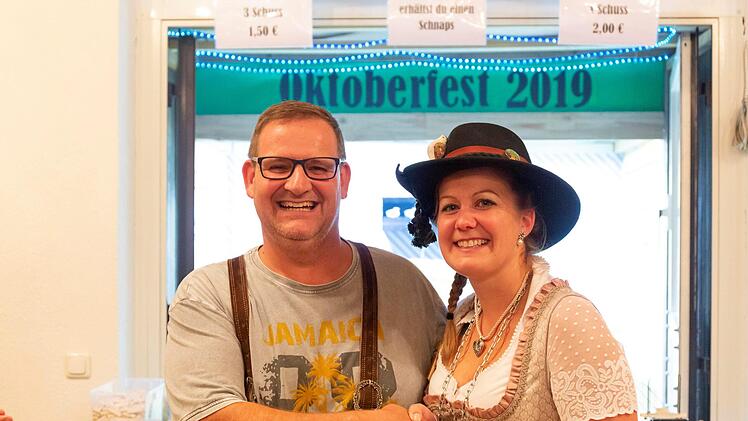 Schützenmeister Michael Wimmel (links) überreichte die Insignien an die Vogelschusskönigin 2019 Franziska Egerer. Wolfgang Wimmel