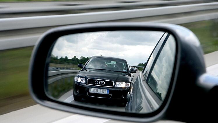 Auf der A9 bei Pegnitz hielt die Polizei am Samstagnachmittag eine Raserin an. Die Mutter hatte ihre Tochter im Auto. Symbolfoto: Patrick Pleul/dpa-Zentralbild/dpa
