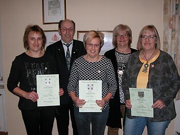 Bild von links hinten: Gruppenvorsitzender Siegfried Gottwald (hinten, links und  Vereinsvorsitzende Ulrike Schramm zeichneten (vorne, von links) Christiane Schmitt, Claudia Krakofsky und Inge Back aus. Ewald Kiesel