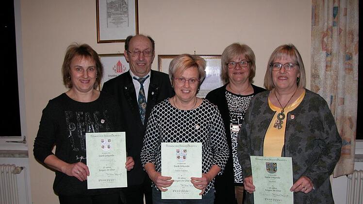 Bild von links hinten: Gruppenvorsitzender Siegfried Gottwald (hinten, links und  Vereinsvorsitzende Ulrike Schramm zeichneten (vorne, von links) Christiane Schmitt, Claudia Krakofsky und Inge Back aus. Ewald Kiesel