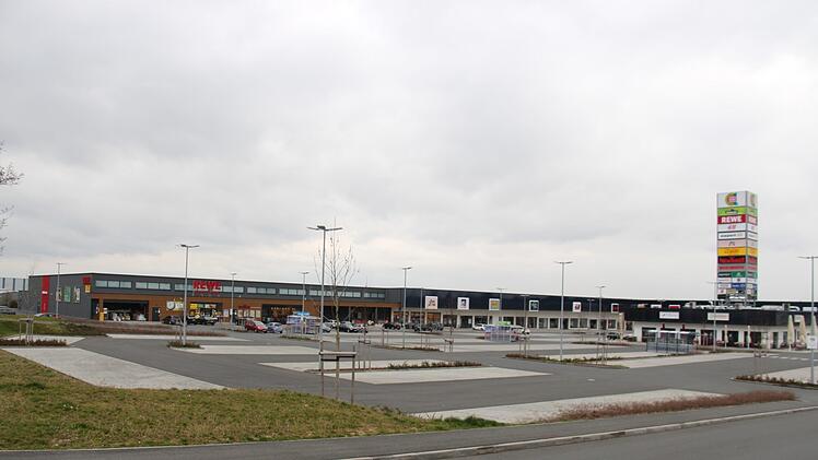 Ausgangsbeschränkung wegen des Coronavirus:  Auf dem Parkplatz des Aischpark-Centers stehen fast nur vor dem Rewe-Markt noch Autos.  Foto: Christian Bauriedel