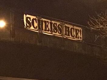 Die Fans des HSC Coburg lassen kein gutes Haar am fr&auml;nkischen Derbygegner: An der  Frankenbr&uuml;cke in Coburg empf&auml;ngt dieses Plakat den HC Erlangen.