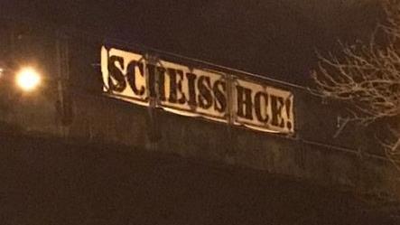 Die Fans des HSC Coburg lassen kein gutes Haar am fr&auml;nkischen Derbygegner: An der  Frankenbr&uuml;cke in Coburg empf&auml;ngt dieses Plakat den HC Erlangen.