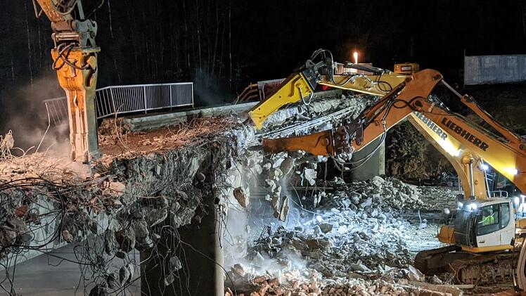 Mit vereinten Kräften wird die Pelzkappe II abgerissen. Foto:Joachim Muth