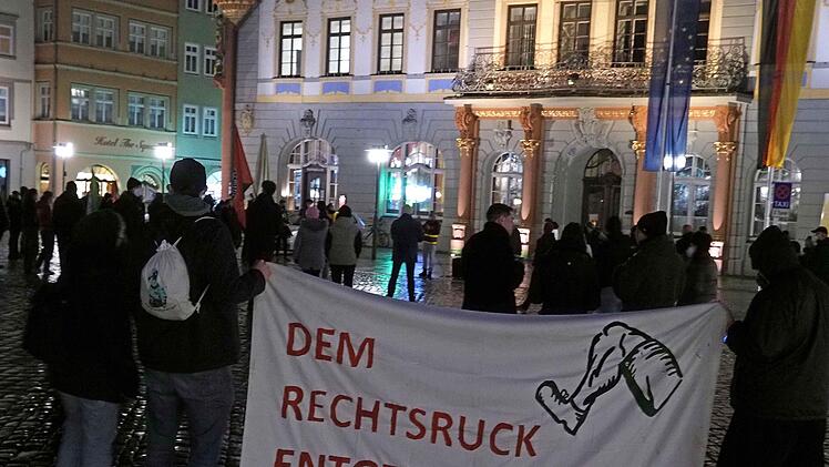 "Danke statt spazieren gehen" hieß die Gegenveranstaltung auf dem Marktplatz in Coburg.