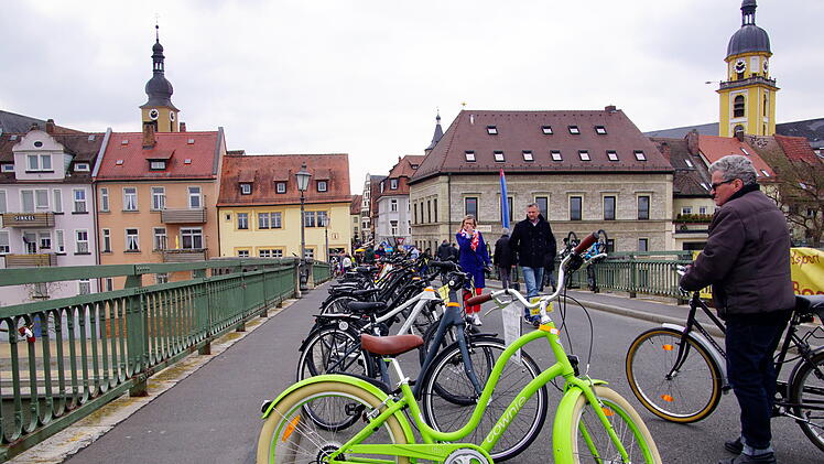 Kitzingen: Karussell, Automeile, Tombola und Co. - Stadt lädt zum traditionellen Frühlingsauftakt ein