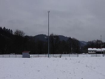 Links vom Sportheim des DJK/SV Zeyern/Roßlach soll die Ortsumgehung vorbeiführen. Dadurch müsste allerdings der bestehende Fußballplatz weichen.