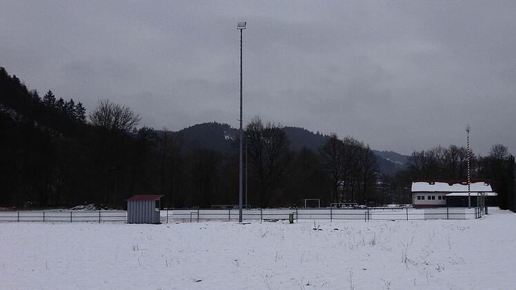 Links vom Sportheim des DJK/SV Zeyern/Roßlach soll die Ortsumgehung vorbeiführen. Dadurch müsste allerdings der bestehende Fußballplatz weichen.