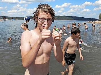 Luc gefällt der erste Ausflug an den Brombachsee. Nach einer Bootsrundfahrt kam der Badespaß am Sonntag nicht zu kurz. Foto: Freundeskreis