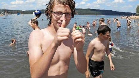 Luc gefällt der erste Ausflug an den Brombachsee. Nach einer Bootsrundfahrt kam der Badespaß am Sonntag nicht zu kurz. Foto: Freundeskreis
