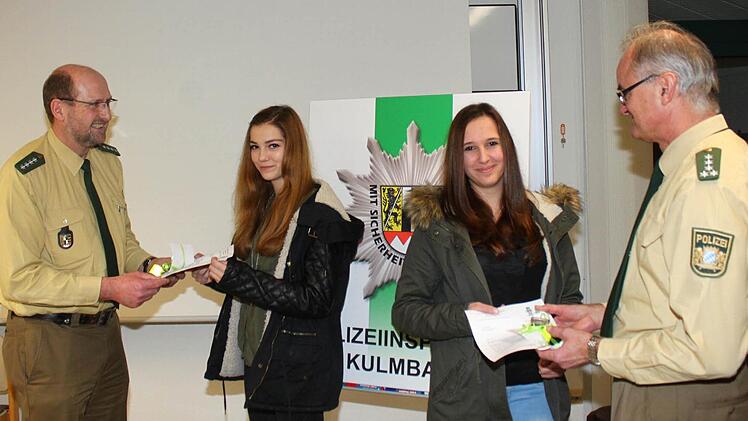 Emilia Zietz (Zweite von links) und Sally Mattes erhalten vom Leiter der Kulmbacher Polizeiinspektion, Gerhard Renk (rechts), und dessen Stellvertreter Reinhard Eber ein kleines Geschenk und einen Brief des Polizeipräsidenten. Foto: Jürgen Gärtner