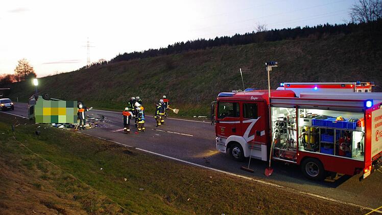 Die Feuerwehr leuchtete die Unfallstelle später aus. Foto: Marco Meißner