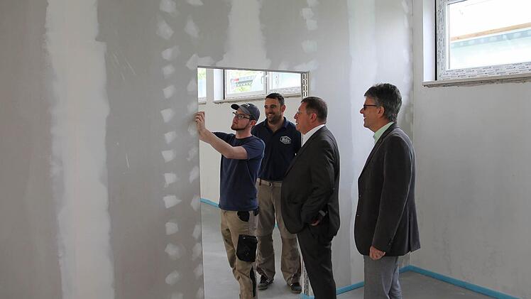 OB Henry Schramm (Zweiter von rechts) informierte sich über die Sanierungsarbeiten. Foto: Stadt Kulmbach