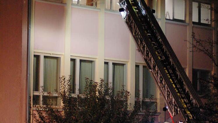 Im leer stehenden Grundschulgebäude übten die Feuerwehren aus dem oberen Sinngrund.  Foto: Sebastian Schmitt-Matthea