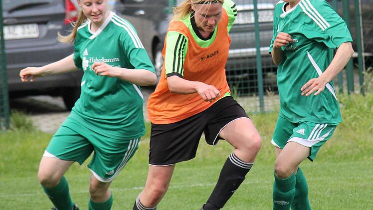 Angela Pieger (M.) und die DJK Schlaifhausen vermiesten Lonnerstadt beim 5:3 die Meisterfeier in der Bezirksliga. Foto: Manuel Drummer