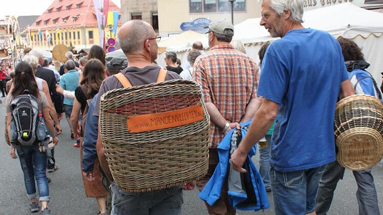 Schönes Geflecht dabei: Korbmacher beim Einzug
