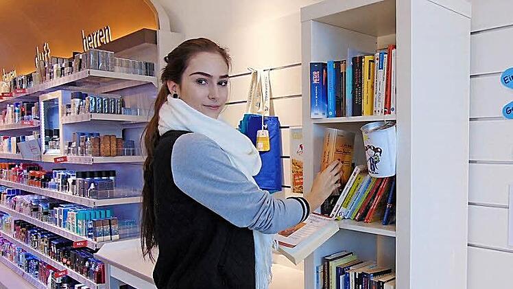 Vanessa Listemann liest gerne und findet das offene Bücherregal im Dm-Markt in Neunkirchen am Brand klasse. Foto: Petra Malbrich