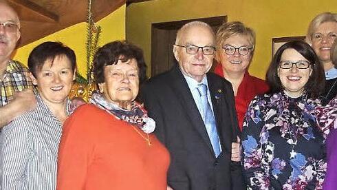 Andreas Jakob (Mitte) feierte Heiligabend im Kreise seiner Familie sowie mit zahlreichen Gratulanten - so auch B&uuml;rgermeisterin Susanne Grebner (Zweite von rechts) seinen 85. Geburtstag.  Foto: Heike Sch&uuml;lein