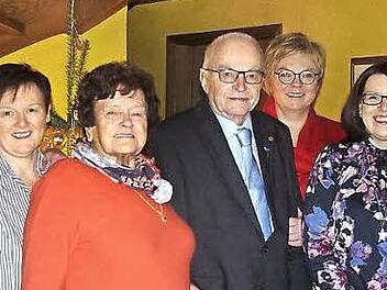 Andreas Jakob (Mitte) feierte Heiligabend im Kreise seiner Familie sowie mit zahlreichen Gratulanten - so auch Bürgermeisterin Susanne Grebner (Zweite von rechts) seinen 85. Geburtstag.  Foto: Heike Schülein
