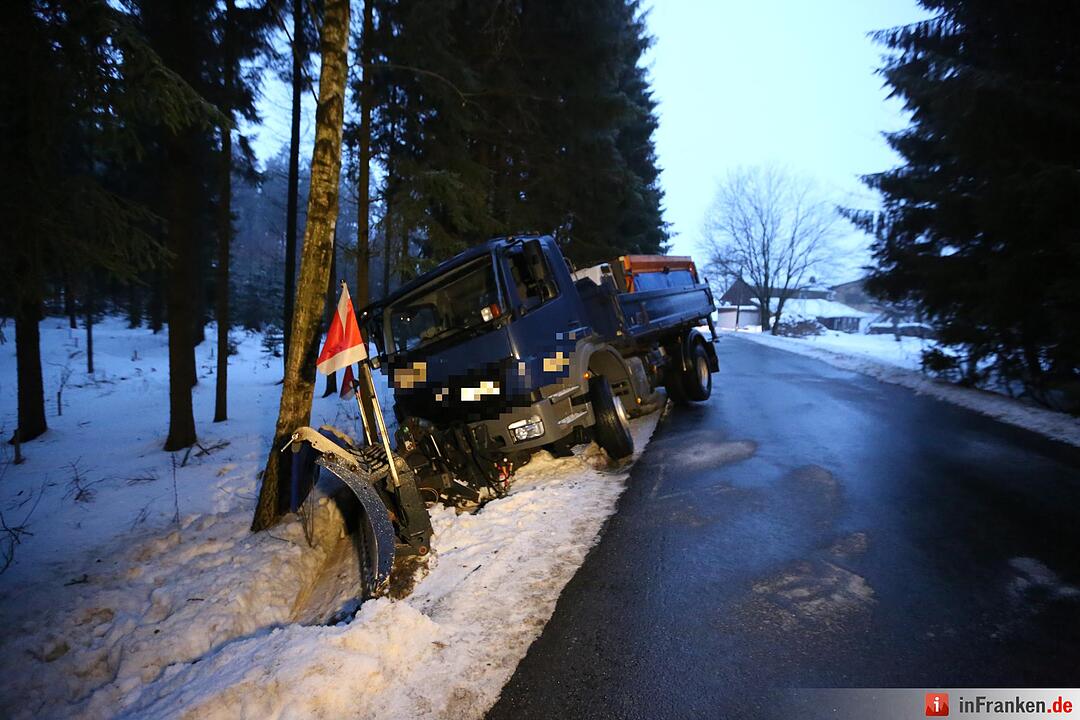 Eis im Kreis Hof: Zwei Streufahrzeuge haben Unfall
