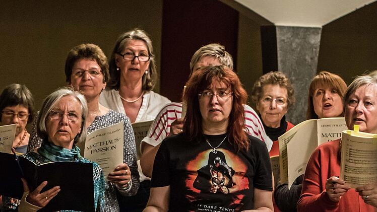 Unter der Leitung von Peter Stenglein bereitet sich der Coburger Bachchor auf die Aufführung von Telemanns Matthäuas-Passion von 1746 vor.Foto: Jochen Berger