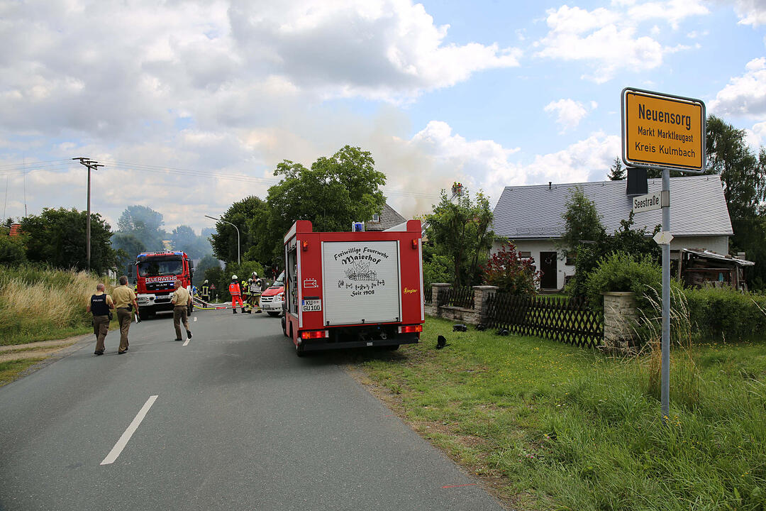 Feuer erweist sich als hartnŠckig - Dachstuhl von Wohnhaus geht in Flammen auf