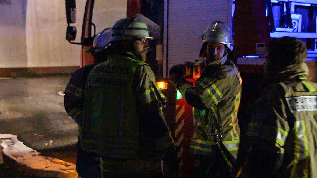 Dachstuhlbrand fordert Feuerwehr: Brandobjekt schwer zugänglich