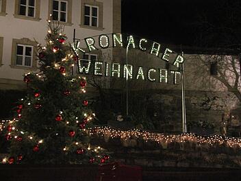 Der Schriftzug auf der Stadtmauer ist dieses Jahr an fünf Wochenenden zu sehen. Foto: Archiv
