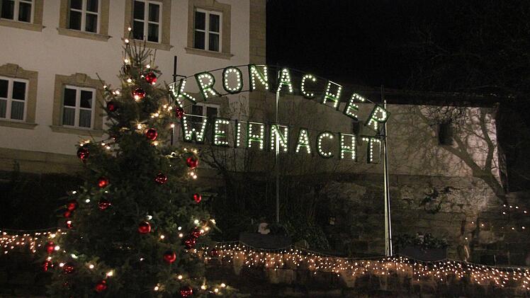 Der Schriftzug auf der Stadtmauer ist dieses Jahr an fünf Wochenenden zu sehen. Foto: Archiv