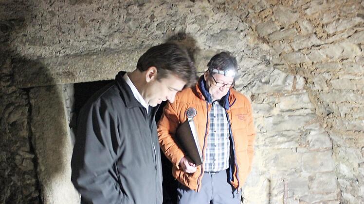 Landrat Hermann Ulm (l.) und Toni Eckert im Lochgef&auml;ngnis Streitberg  Foto: Landratsamt Forchheim