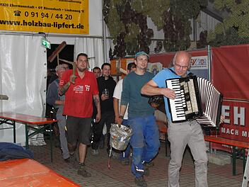 Mit Musik geht es ins Festzelt. Foto: Carmen Schwind